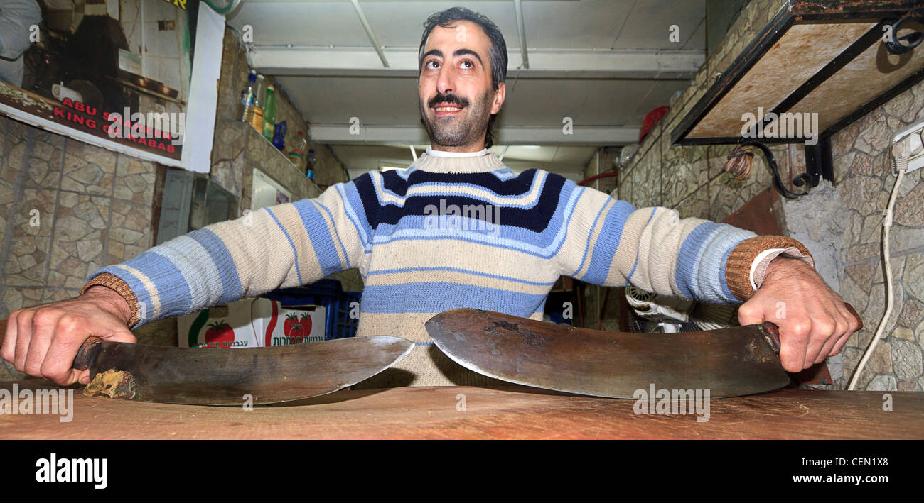L'homme arabe, montre son couteaux kebab qui sont 280 ans. Il est propriétaire d'un kebab dans la vieille ville de Jérusalem. Banque D'Images