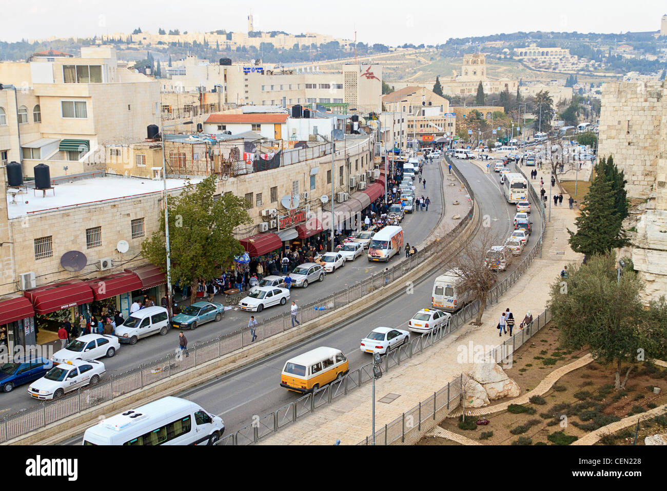 Rue de Jérusalem vue depuis les remparts, le mur qui entoure la vieille ville de Jérusalem en Israël. Banque D'Images