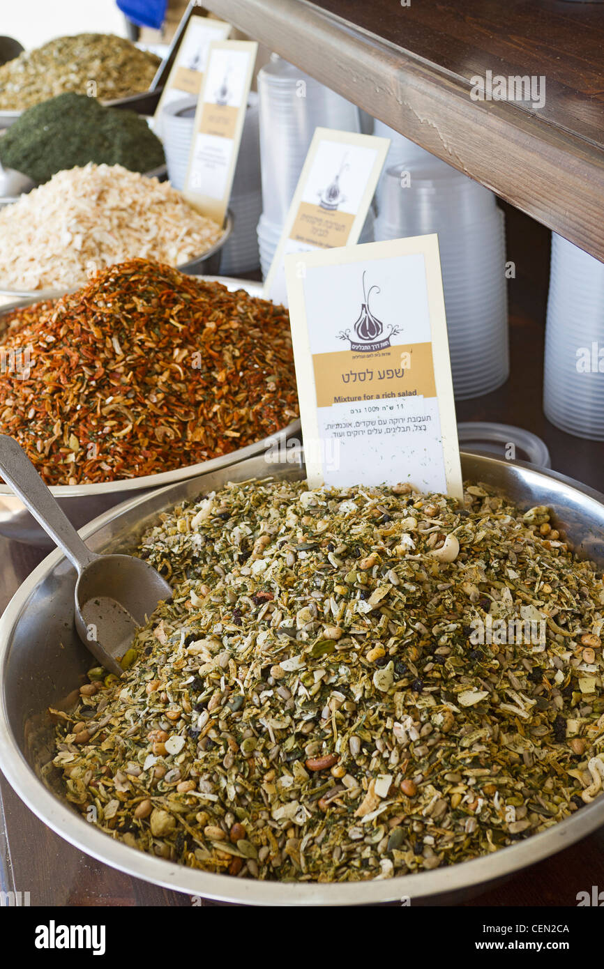 Mélange d'épices à salade, dont l'oignon, les graines et les noix en vente dans un café qui se spécialise également dans les épices. Banque D'Images