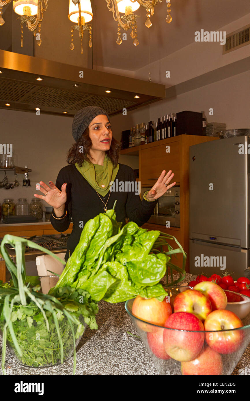Le célèbre chef Tali Friedman conduit dans une clinique de cuisine du marché Mahane Yehuda, Jérusalem, Israël. Banque D'Images
