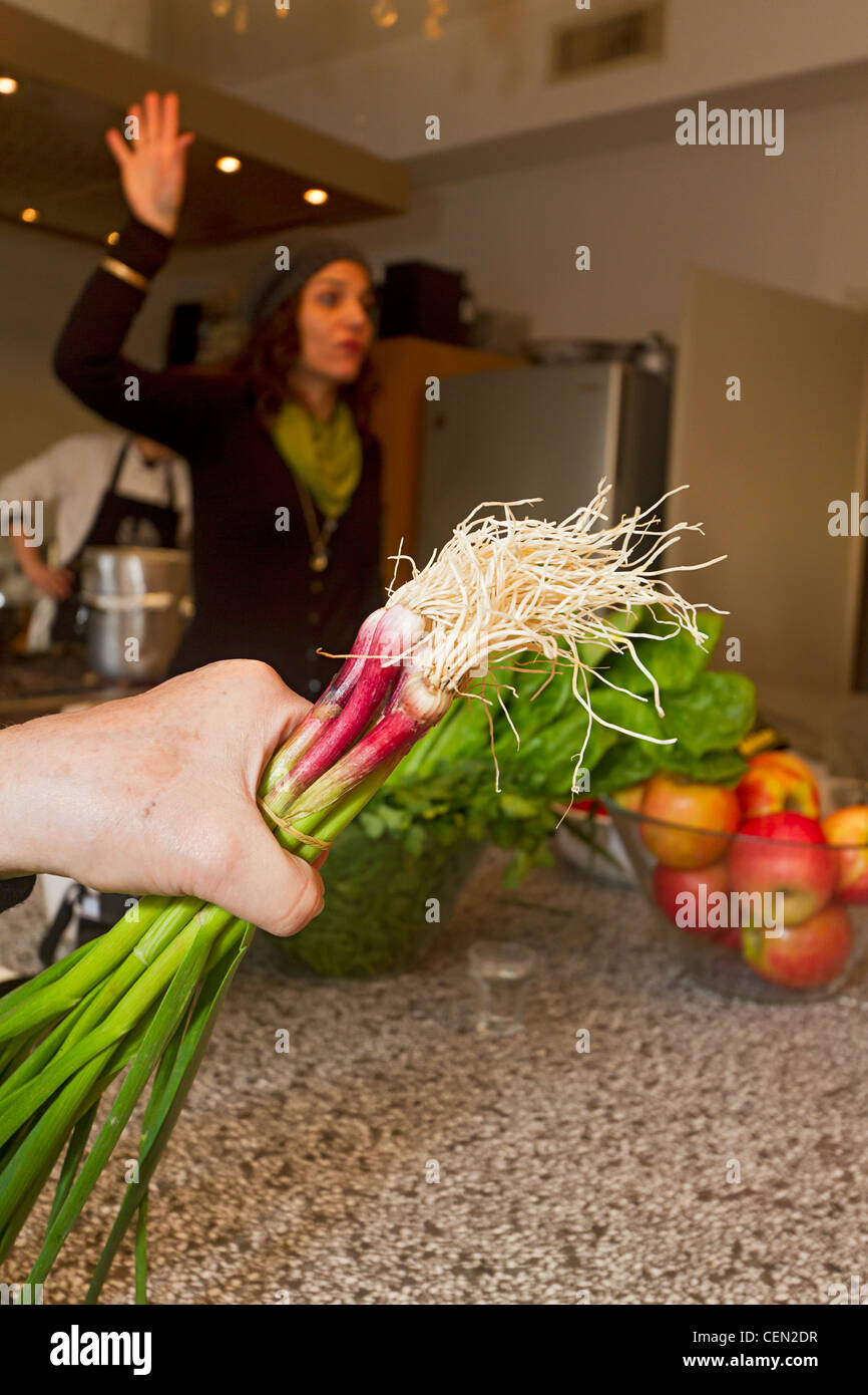 L'ail vert affiché pendant que le célèbre chef Tali Friedman conduit dans une clinique de cuisine du marché Mahane Yehuda, Jérusalem, Israël. Banque D'Images