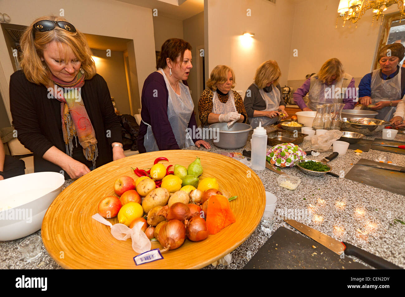 Les visiteurs de préparer des aliments en cours de cuisson clinic dirigé par le célèbre chef Tali Friedman à Jérusalem, Israël. Banque D'Images