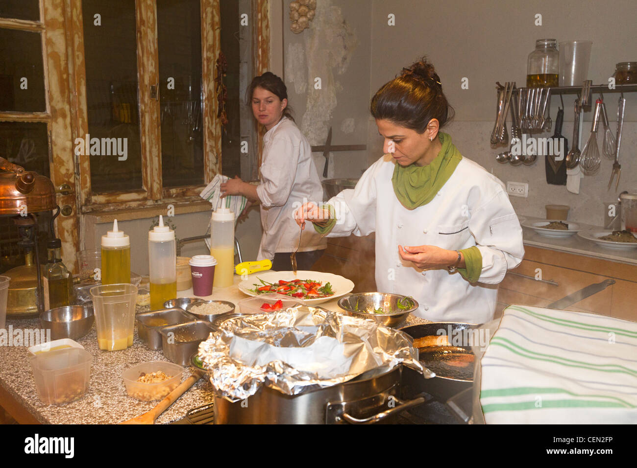 Le célèbre chef Tali Friedman conduit dans une clinique de cuisine du marché Mahane Yehuda à Jérusalem, Israël. Banque D'Images
