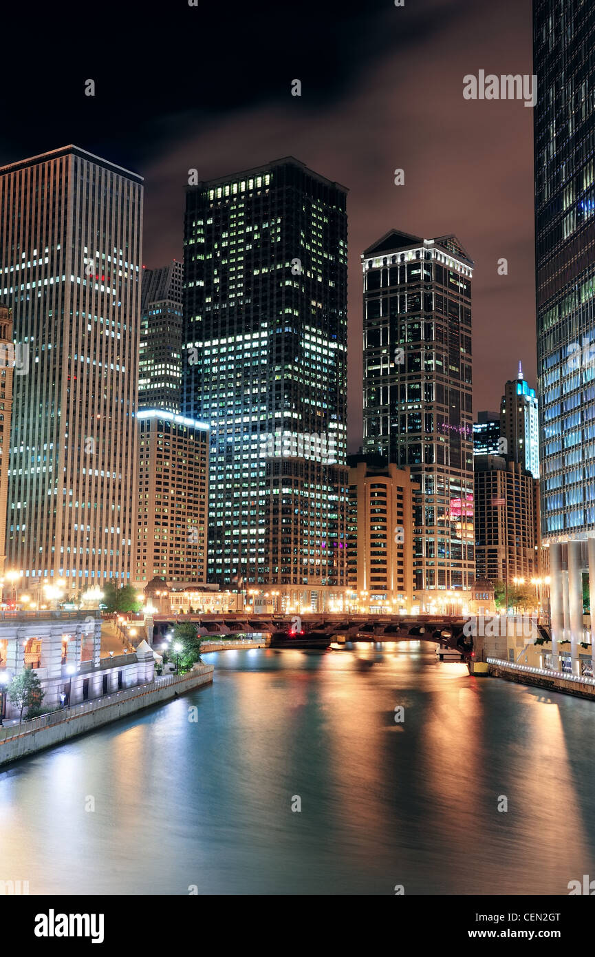 La rivière Chicago à pied avec les gratte-ciel illuminé par des lumières et de l'eau nuit à la réflexion. Banque D'Images