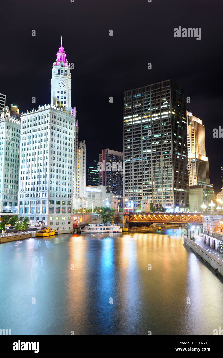 La rivière Chicago à pied avec les gratte-ciel illuminé par des lumières et de l'eau nuit à la réflexion. Banque D'Images