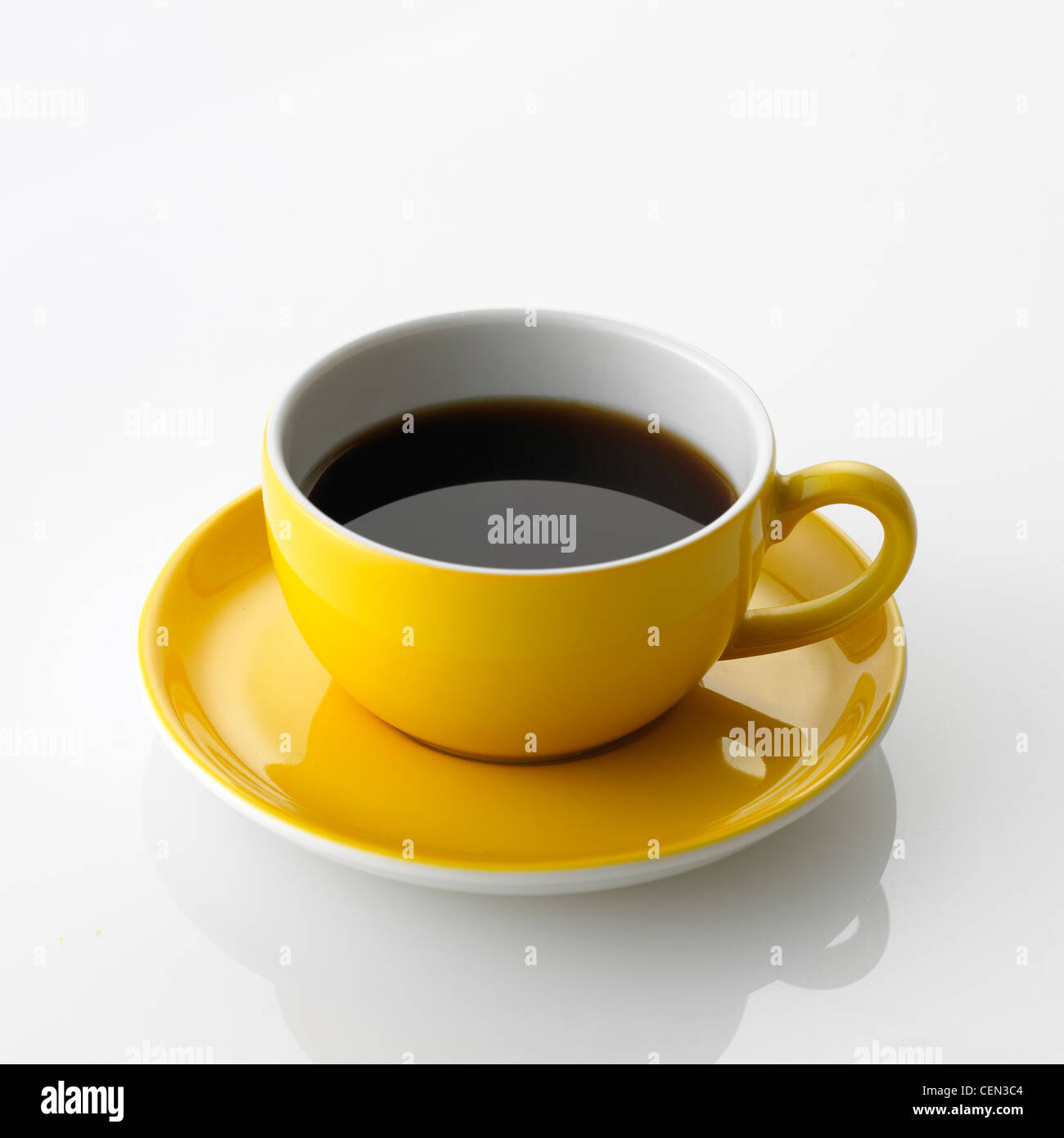 Tasse à café et soucoupe jaune Banque D'Images