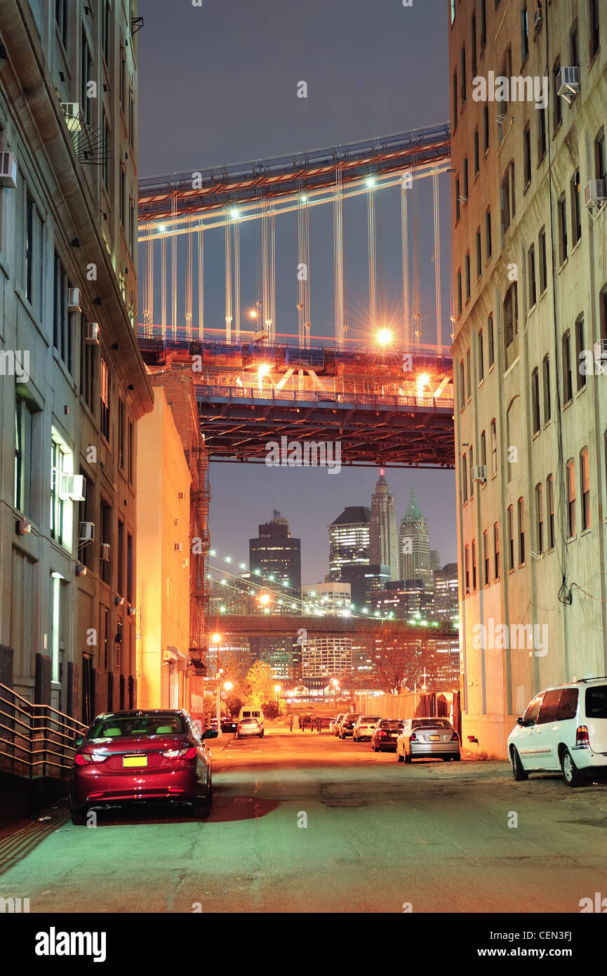 Brooklyn Street view dans la nuit avec le centre-ville de New York City Manhattan skyline, pont de Brooklyn et Manhattan Bridge. Banque D'Images