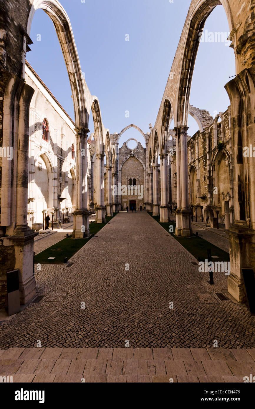 Convento do Carmo, un couvent médiéval détruit dans le tremblement de terre de 1755. Lisbonne, Portugal. Banque D'Images