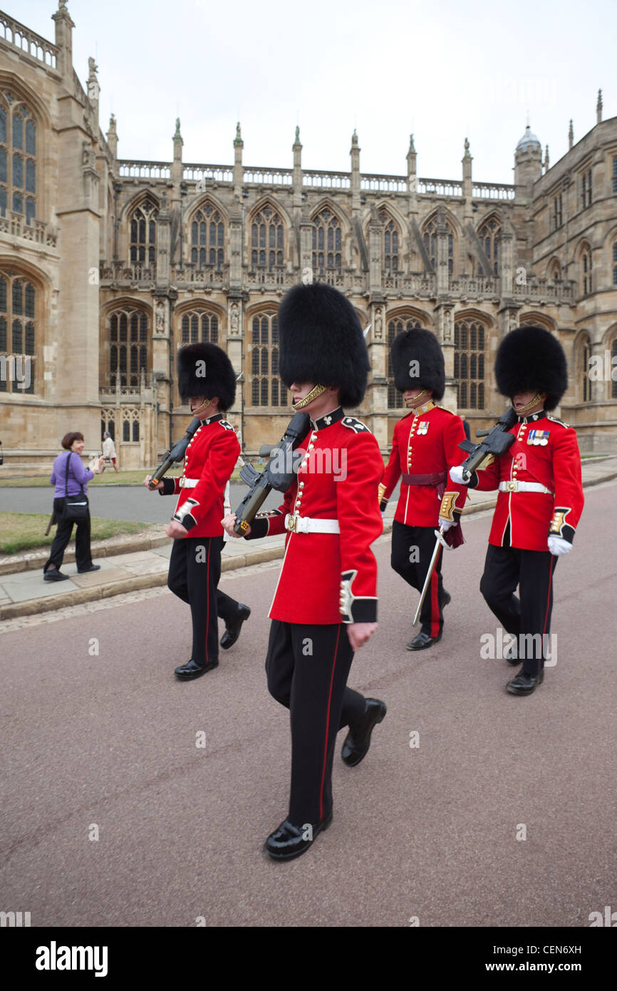 Britains Gardes De Londres – Lot De 2 Soldats, Armée Anglaise, échelle 1:32, Plomb Peint