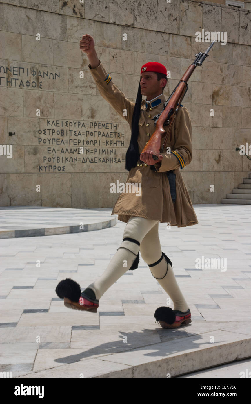 Membre de l'Evzones, ou de la Garde présidentielle, garde la tombe du Soldat inconnu et le palais présidentiel. Banque D'Images