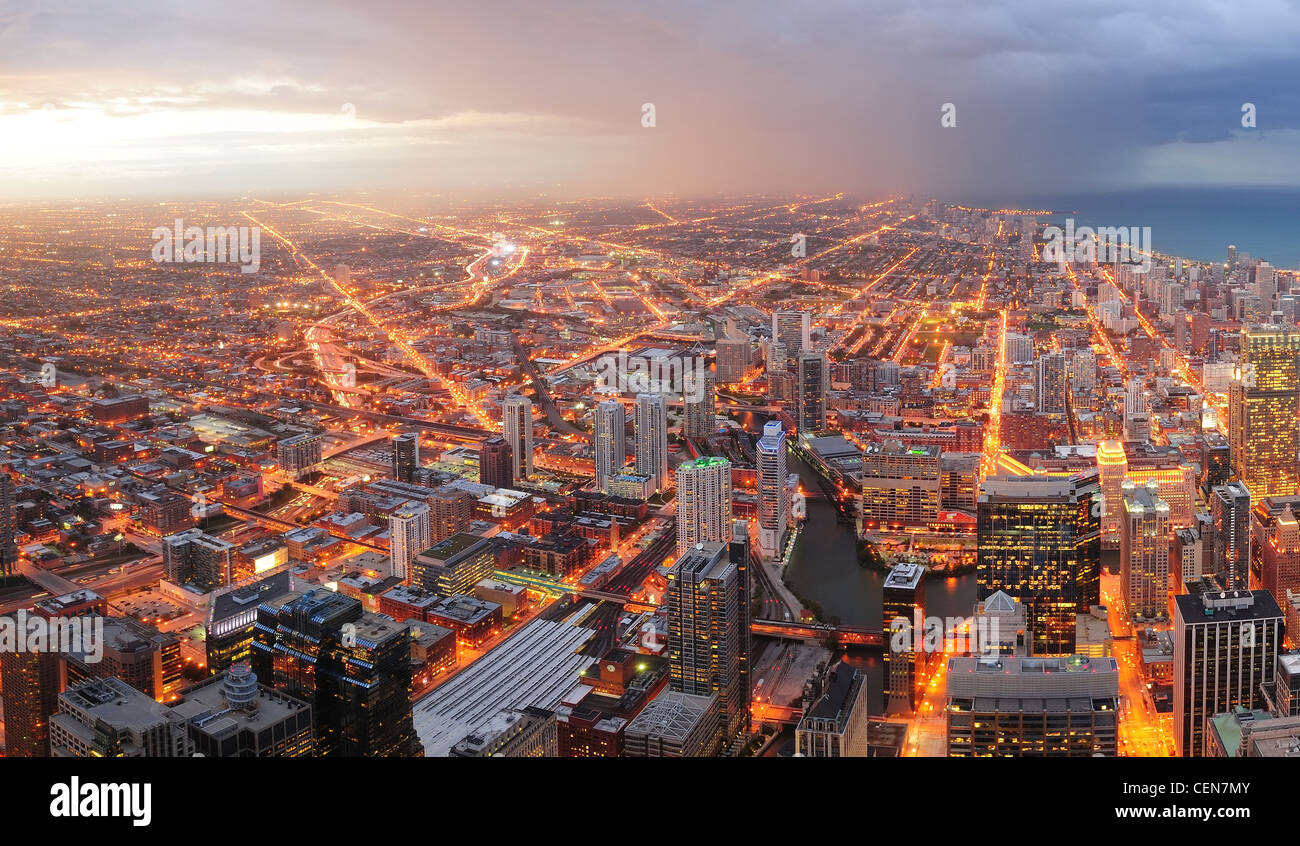 Chicago Downtown panorama aérien voir au crépuscule avec des gratte-ciel et sur les toits de la ville au bord du lac Michigan. Banque D'Images