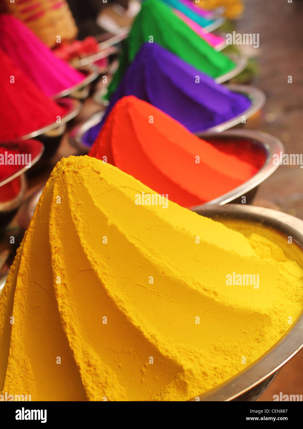 Pieux colorés de teintures en poudre utilisé pour holi festival sur afficher dans un magasin indien à Mysore Banque D'Images