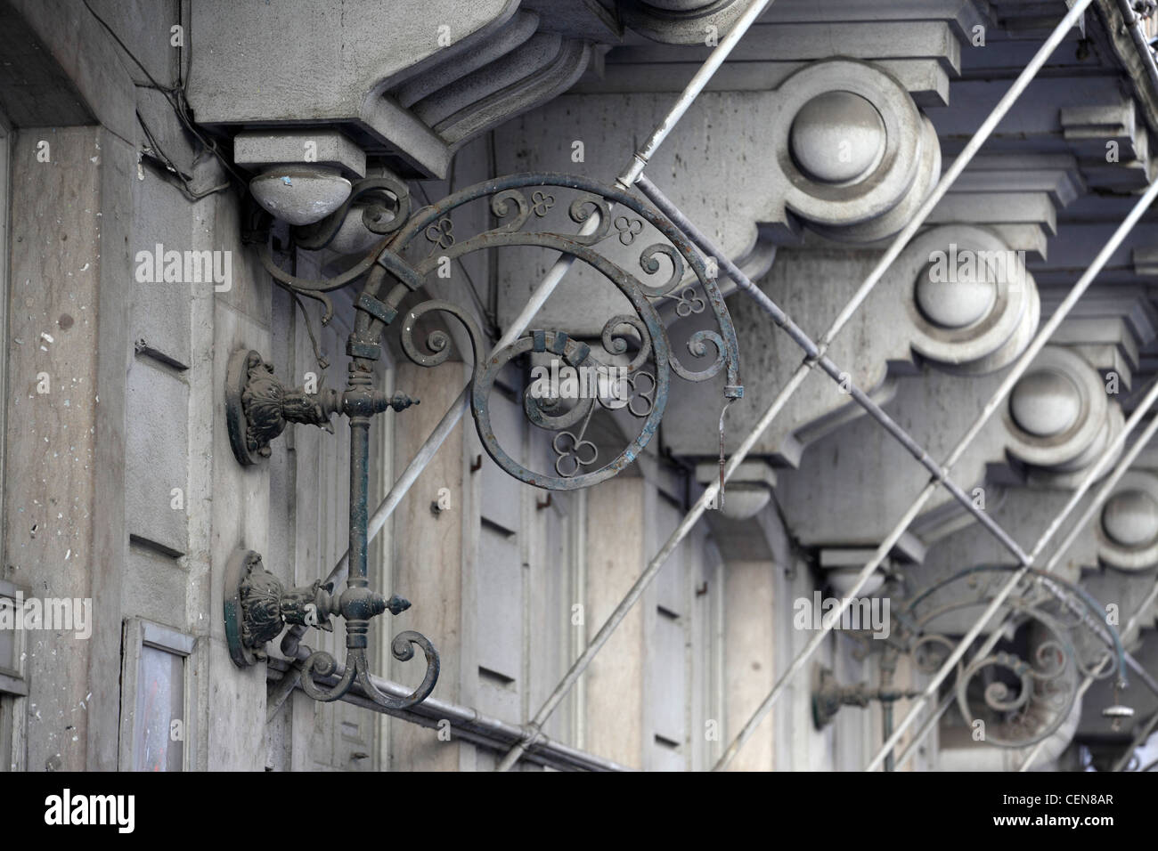 Détail architectural, en fer forgé. Vieux arrêter abandonné cinéma Odéon, Lisbonne, Portugal Banque D'Images