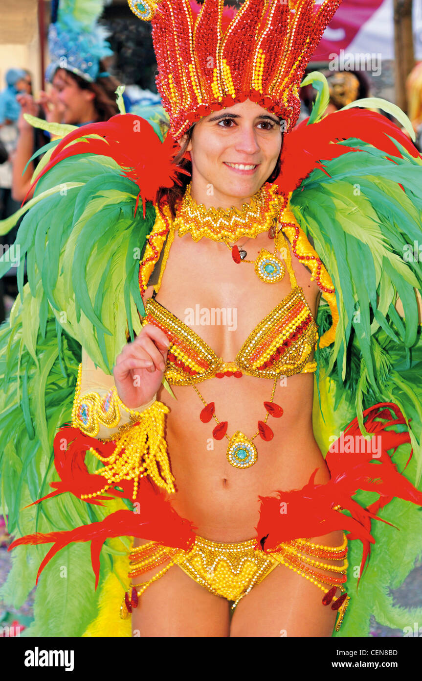 Le Portugal, l'Algarve : Membre d'un groupe de l'école de samba pendant le défilé du carnaval de Loulé Banque D'Images