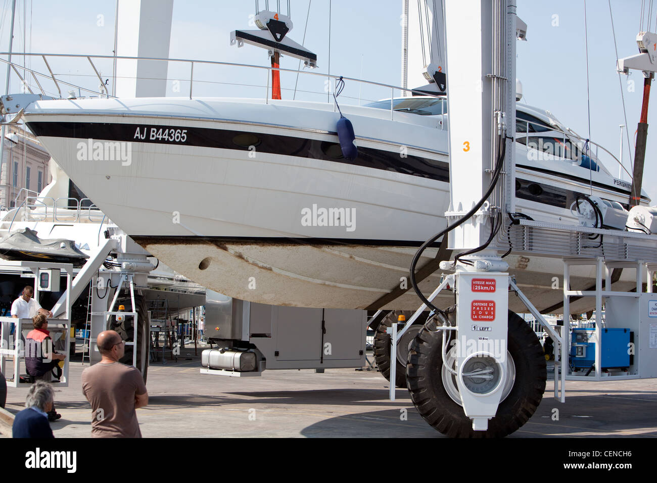 Billet d'ascenseur pour bateaux amphibies (contrôle à distance, toutes les roues motrices) chantiers de réparation de bateaux à Cannes sud de la France. Banque D'Images