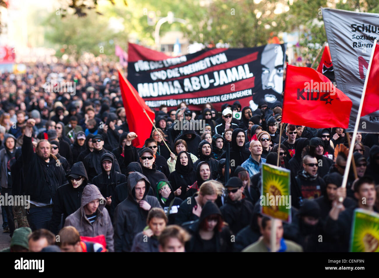 Les manifestants de gauche pour prendre la rue le 1er mai 2011 pour l'assemblée annuelle 1 mai manifestations à Berlin, dans le quartier de Kreuzberg. Banque D'Images