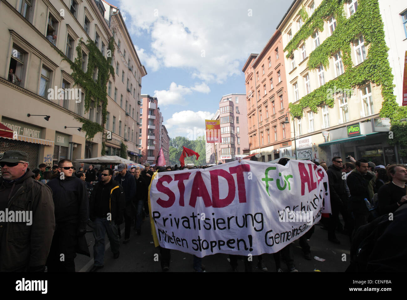 Les manifestants de gauche pour prendre la rue le 1er mai 2011 pour l'assemblée annuelle 1 mai manifestations à Berlin, dans le quartier de Kreuzberg. Banque D'Images