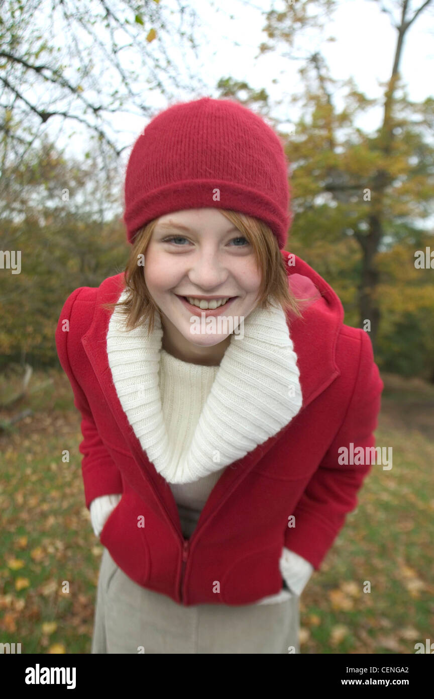 Longueur de cheveux rouge épaule femme portant chapeau en laine rouge,  blanc col roulé en laine rouge, volant et jupe veste zip gris Photo Stock -  Alamy