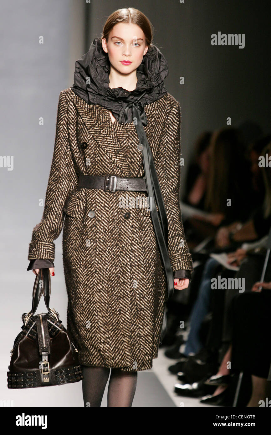 Donna Karan New York Prêt à Porter Automne Hiver manteau tweed marron avec  col fronça et sac à main en cuir Photo Stock - Alamy