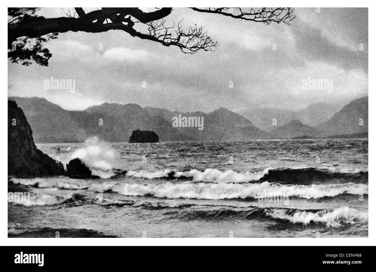 Jour de tempête Derwent Water Derwentwater Parc National de Lake District Cumbria England UK vague s'écraser des vagues de tempête d'eau Banque D'Images