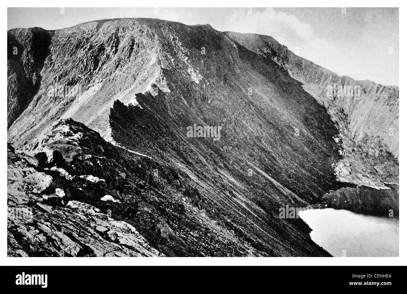 Helvellyn Ridge Lake District Angleterre Striding Edge Moor route de brouillage Birkhouse lac Tarn rouge arête UK Banque D'Images