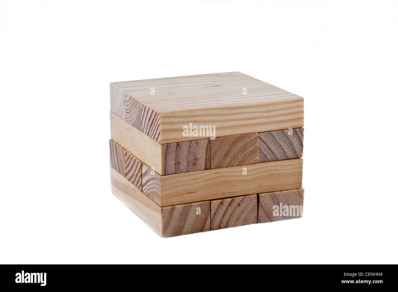 Cubes en bois empilés isolés sur fond blanc, blocs de bois de pin naturel disposés dans une structure carrée pour les concepts de construction et de conception Banque D'Images