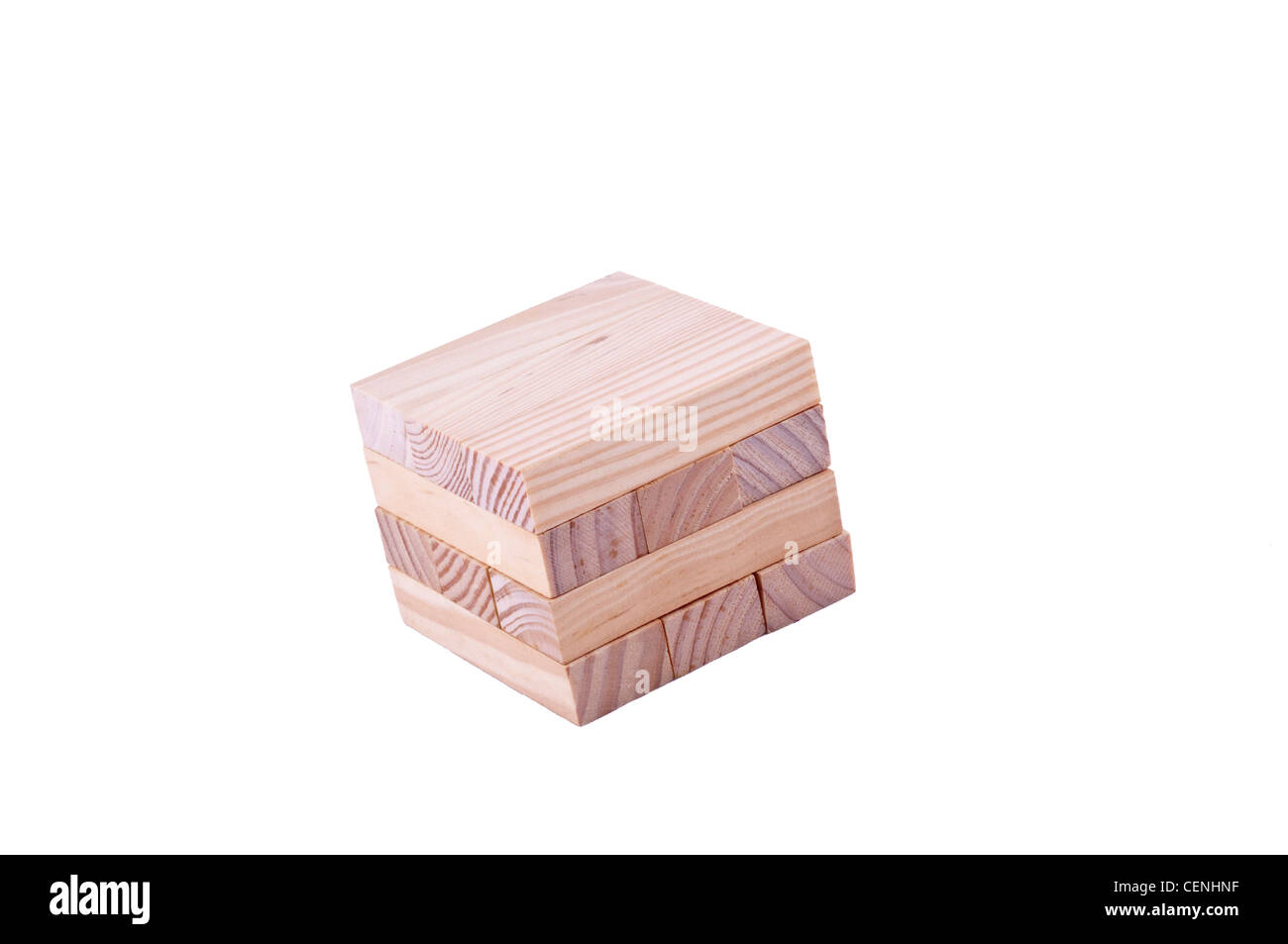 Cubes en bois empilés isolés sur fond blanc, blocs de bois de pin naturel disposés dans une structure carrée pour les concepts de construction et de conception Banque D'Images