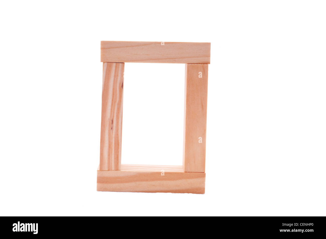 Cadre en bois minimal isolé sur fond blanc, structure de menuiserie simple faite de blocs de bois de pin naturel Banque D'Images