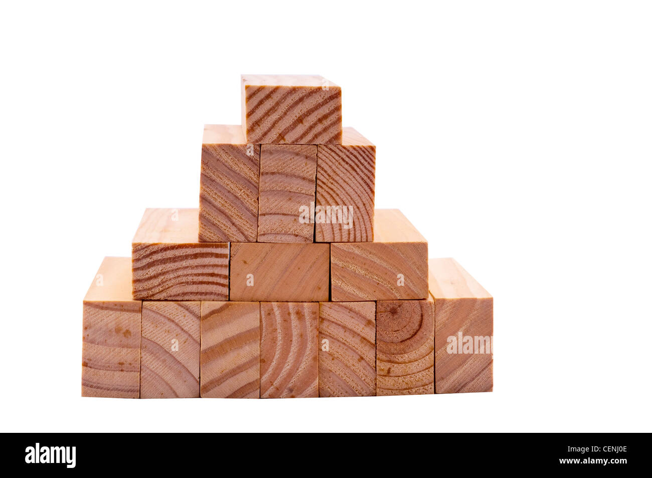 Pile pyramidale de blocs de bois naturel – jouet de bâtiment créatif sur fond blanc Banque D'Images
