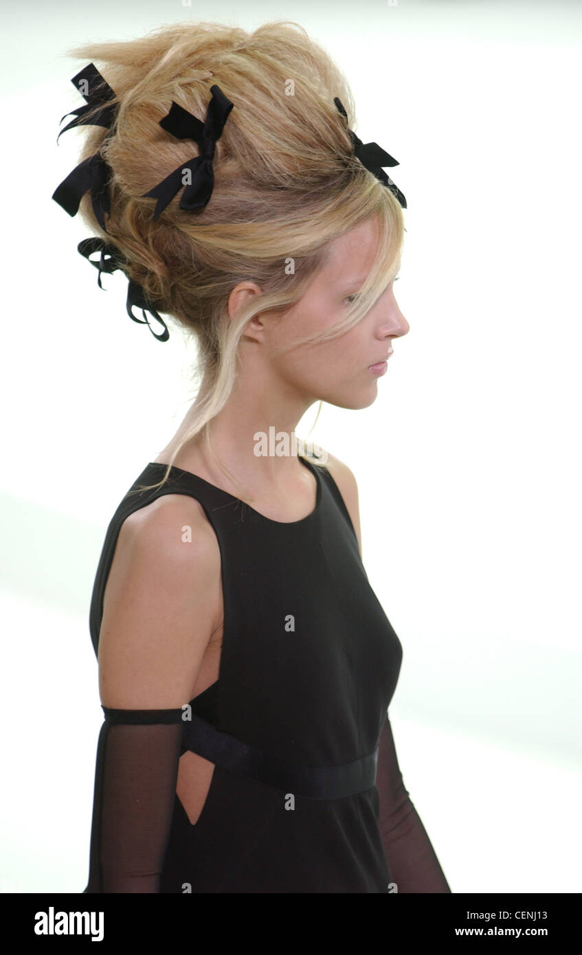 Paris Chanel Haute Couture, une robe de soirée noire W avec cut out côtés,  dentelle gants longs cheveux noirs arcs Photo Stock - Alamy