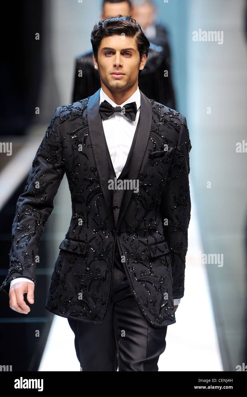 Dolce & Gabbana Milan Prêt à porter printemps été, le modèle brésilien  Jesus Luz portant costume noir, embelli avec bowtie Photo Stock - Alamy