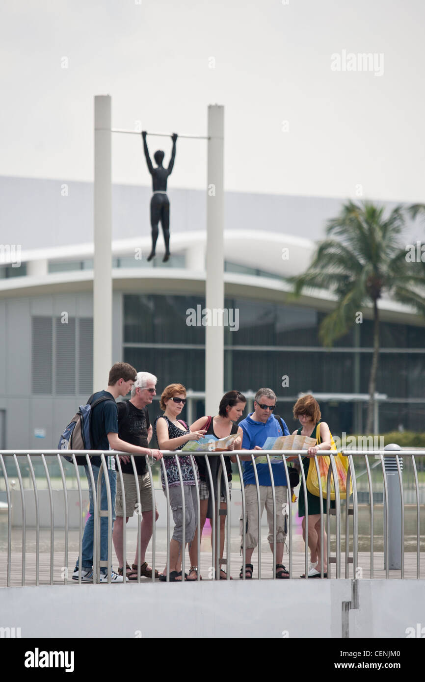 Les touristes regarder des cartes sur le toit-terrasse de VivoCity à Singapour. Banque D'Images