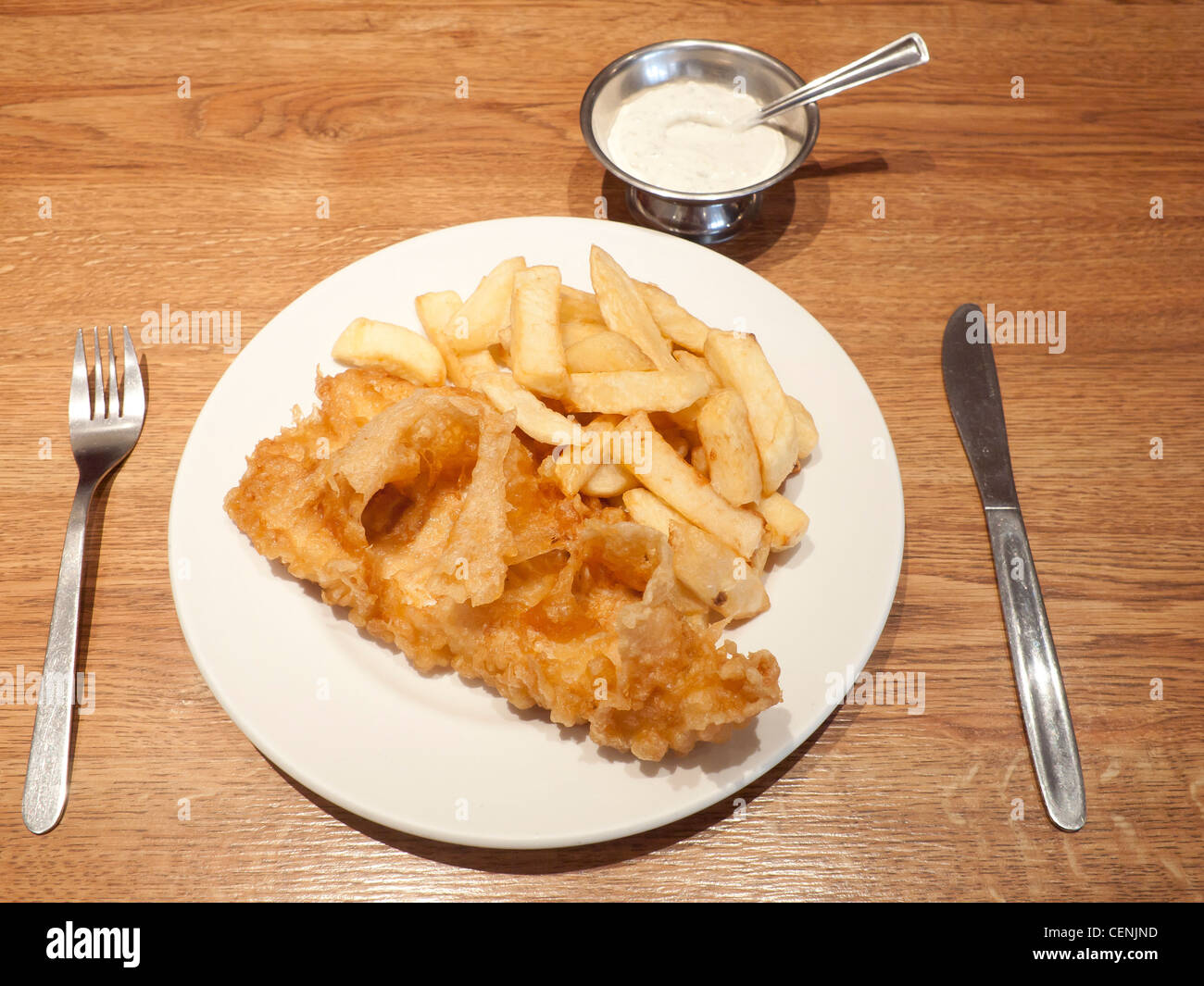 Poisson et frites avec une belle pâte prête à manger dans un restaurant avec la sauce tartare Banque D'Images