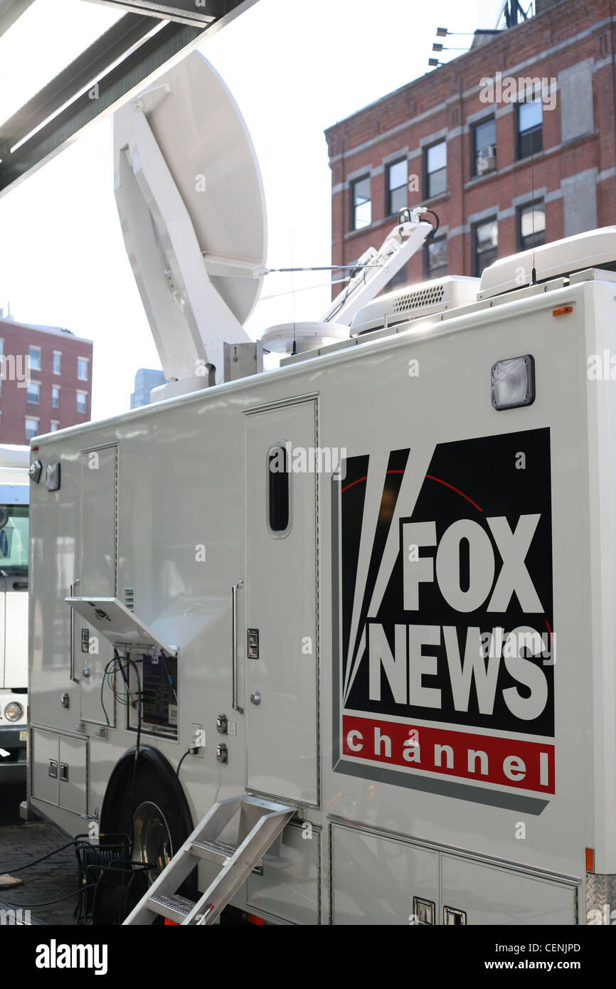 Fox News camion garé à l'extérieur de la 14e Rue à New York Apple Store pour couvrir la mort de Steve Jobs Banque D'Images