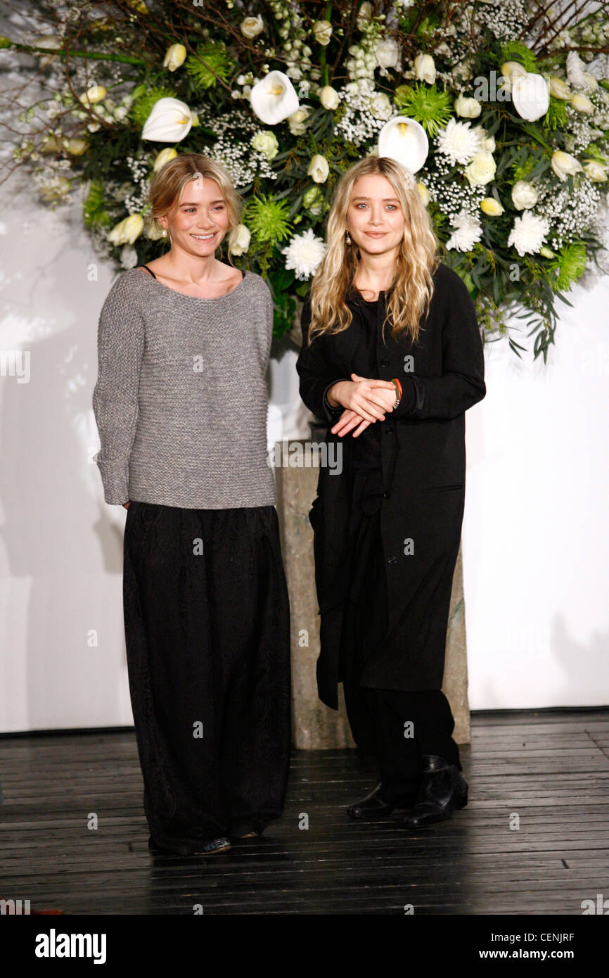 La ligne New York Prêt à Porter Automne Hiver Fashion designer et actrice Ashley Olsen twins et Mary Kate Olsen à la fin de Banque D'Images
