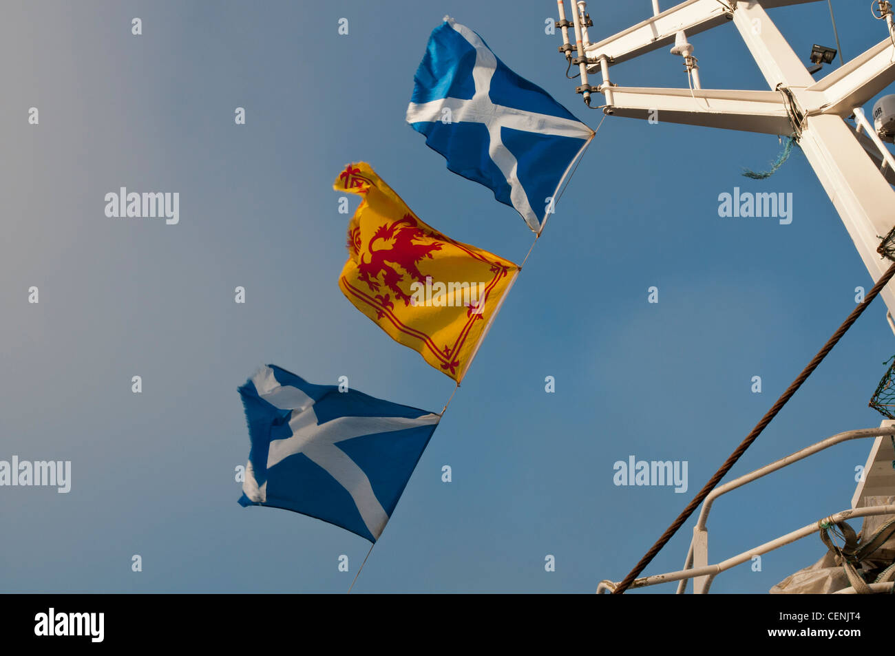 Bateau de pêche écossais / enseignes drapeaux Banque D'Images