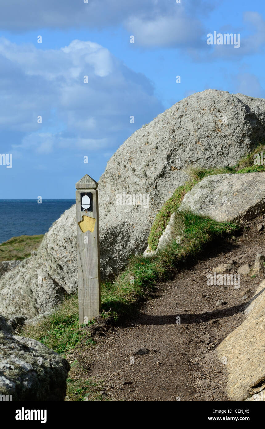Waymark Post sur le South West Coast Path près de Sennen Cove, Penwith, Cornwall Banque D'Images