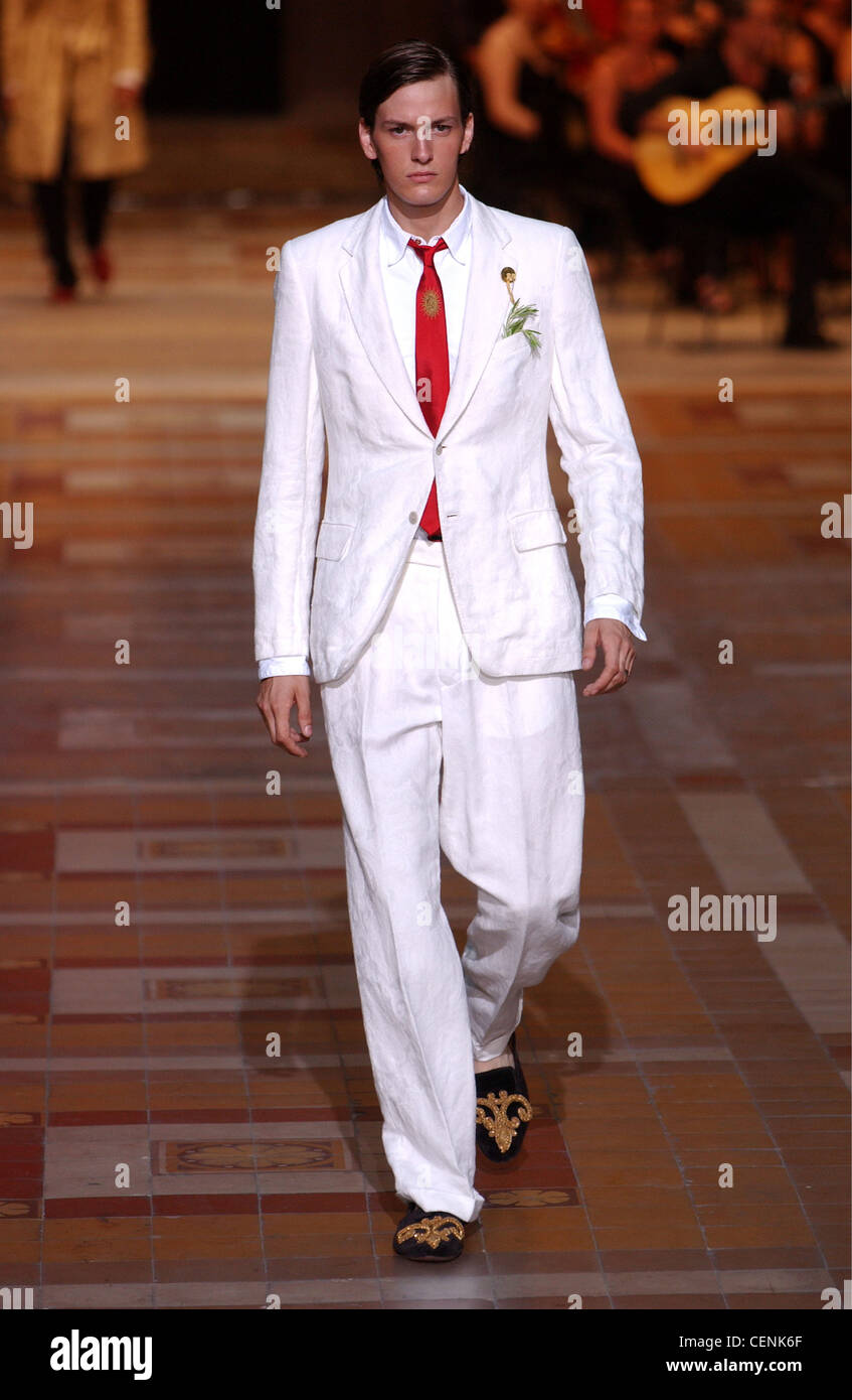 Dries Van Noten Chaussures Paris S S modèle masculin vêtu de blanc costume  avec pantalon baggy, accessoirisée avec cravate rouge Photo Stock - Alamy