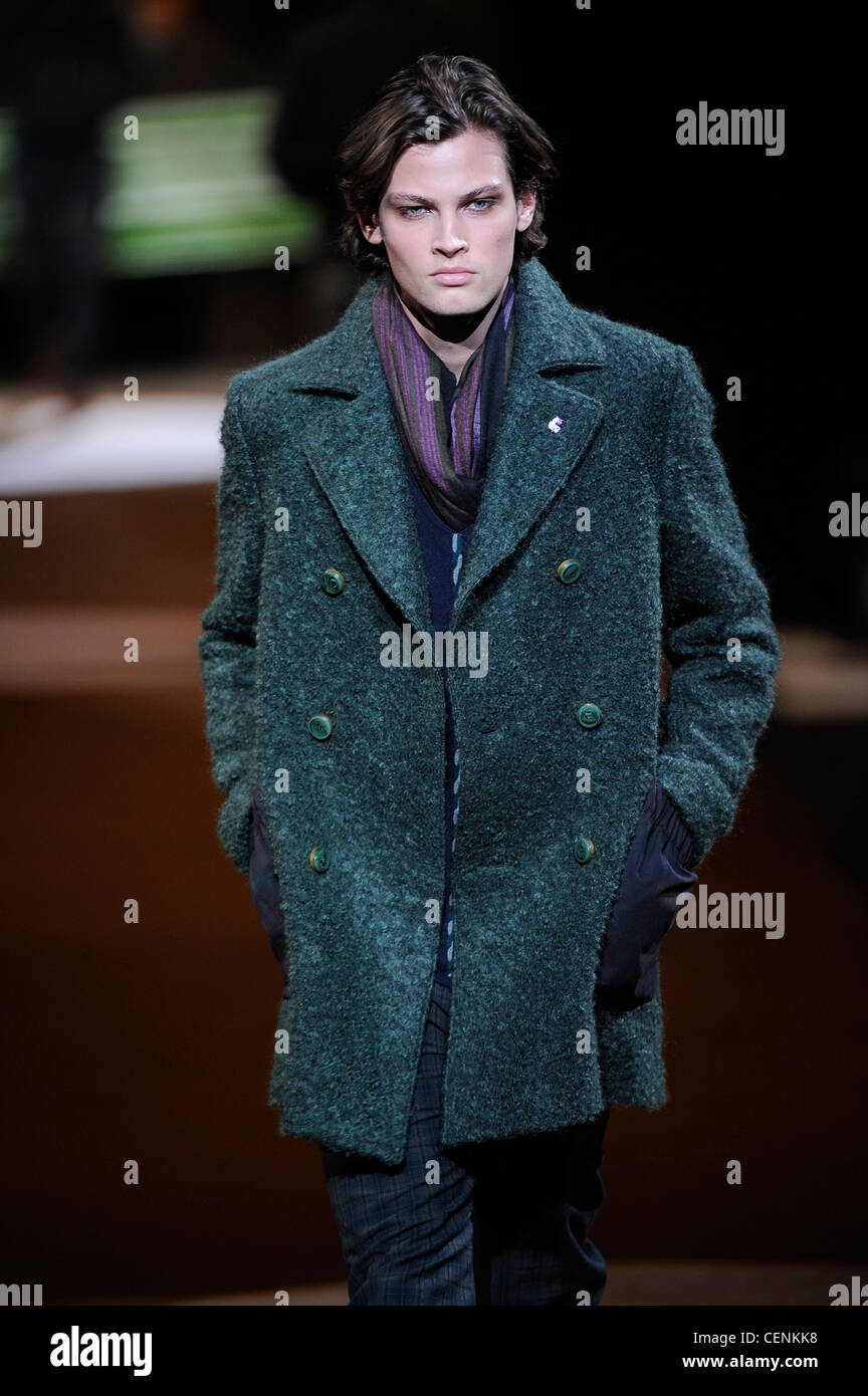 Milan Etro Prêt à Porter Collection Automne Hiver Homme portant une veste  verte, laineux Photo Stock - Alamy