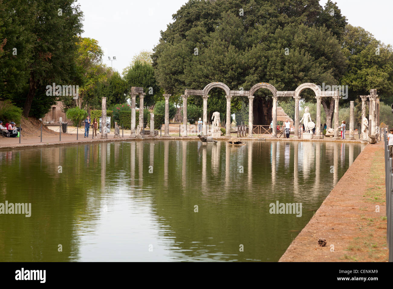 Colonnade à la fin de la la Villa d'Hadrien à Canopus, Tivoli, Italie Banque D'Images