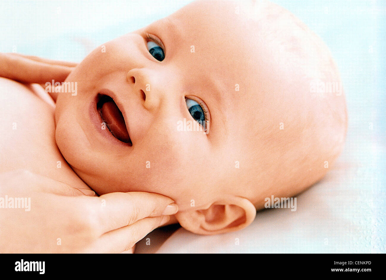 Bébé avec les yeux bleus, smiling, looking at camera Banque D'Images