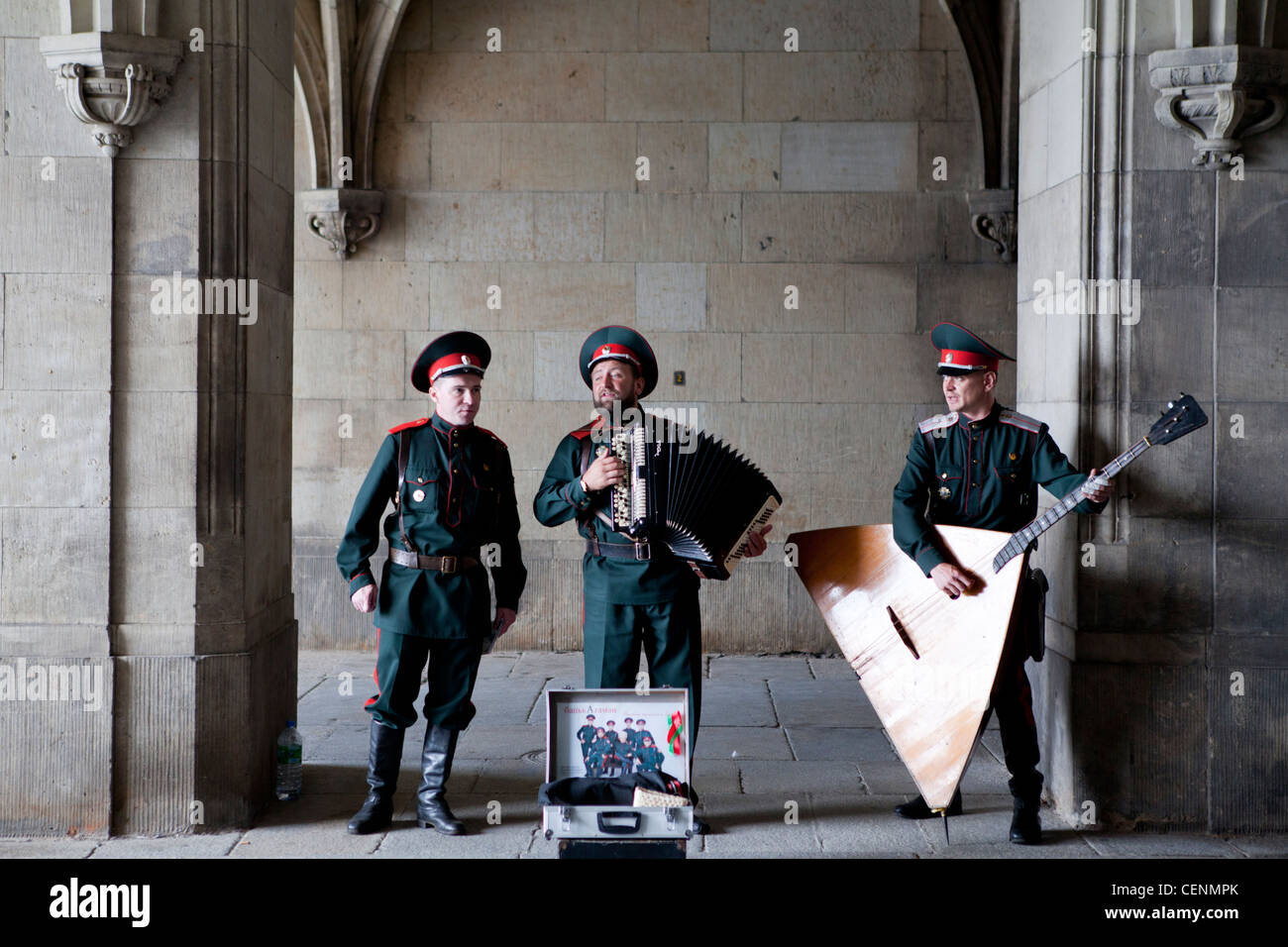 Des musiciens de rue portant des uniformes de l'Europe de l'ancienne à Dresde, Allemagne Banque D'Images