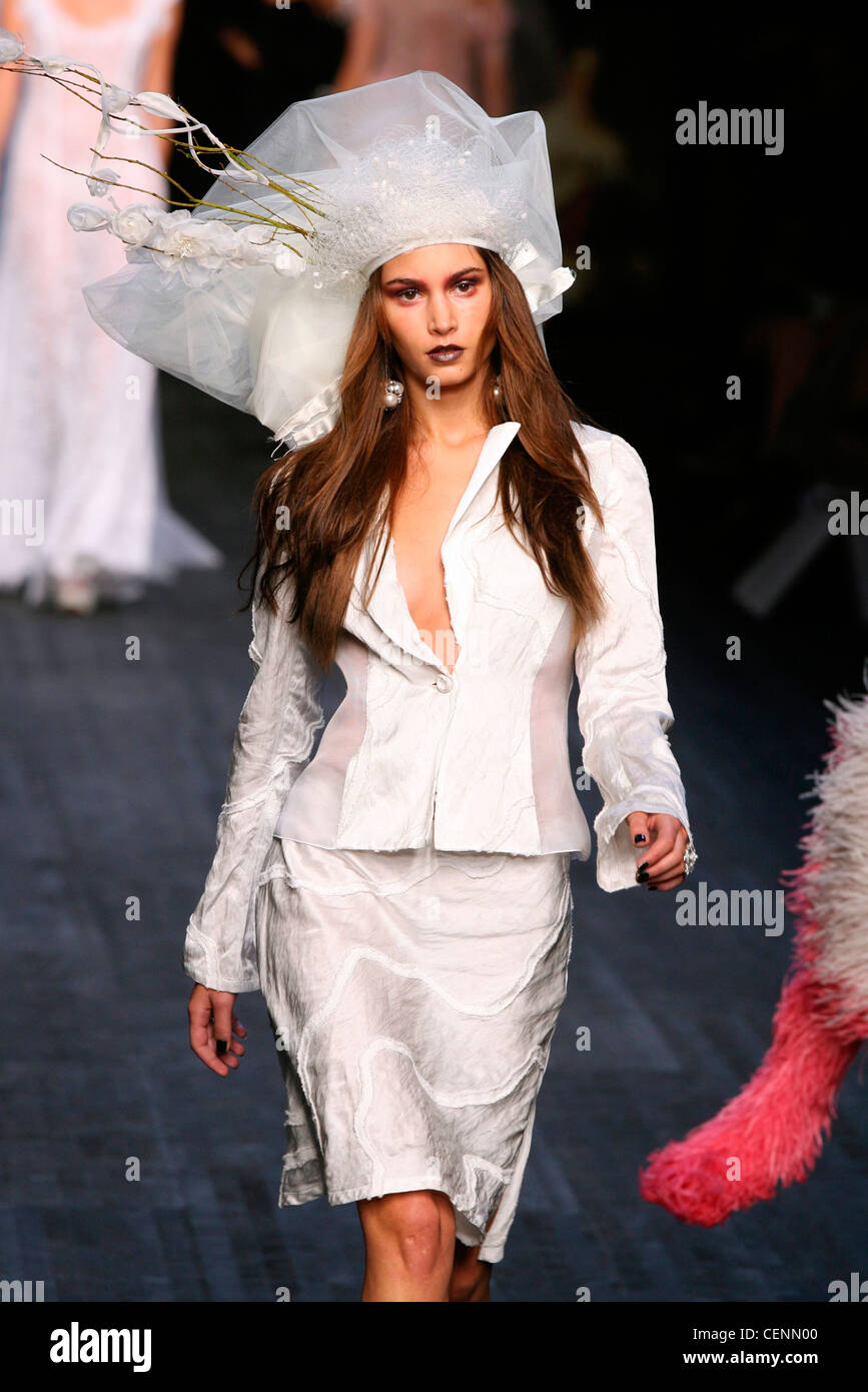 Mariella Burani Milan Prêt à porter printemps été de porter un maquillage foncé modèle casque blanc rigide ornée de paillettes et de branches, Banque D'Images