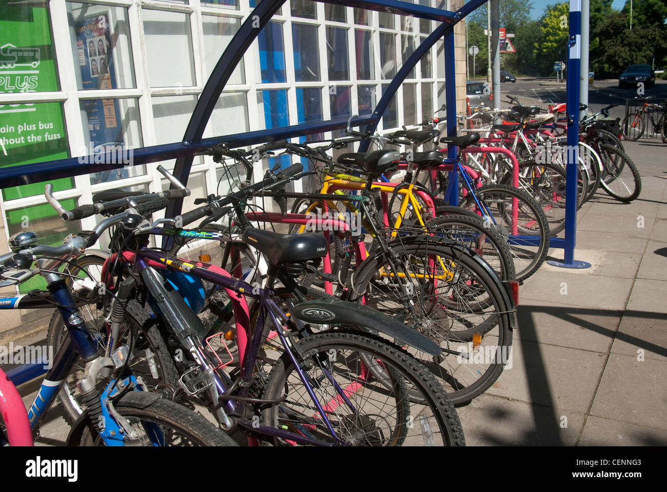 En toute sécurité des vélos garés dans un abri pour vélos à l'extérieur d'une gare d'Angleterre. Banque D'Images