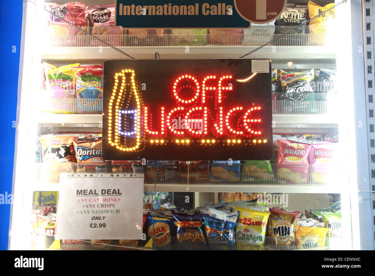 Licence Off Neon Sign dans un tabac-shop window Banque D'Images