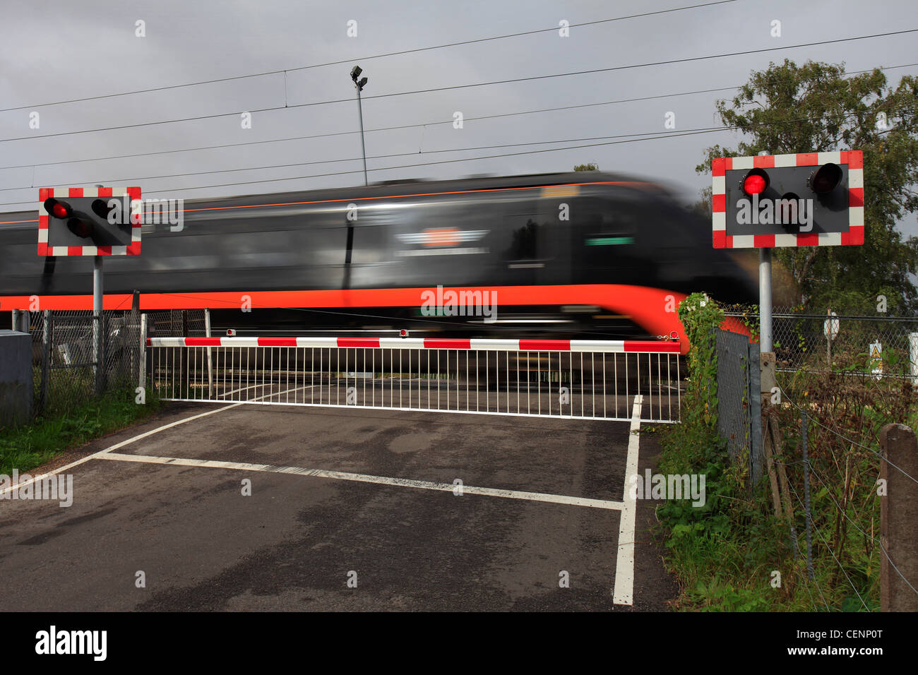 La vitesse de passage à niveau sans pilote drone Connington de passage à niveau ligne de chemin de fer principale Cambridgeshire UK Banque D'Images