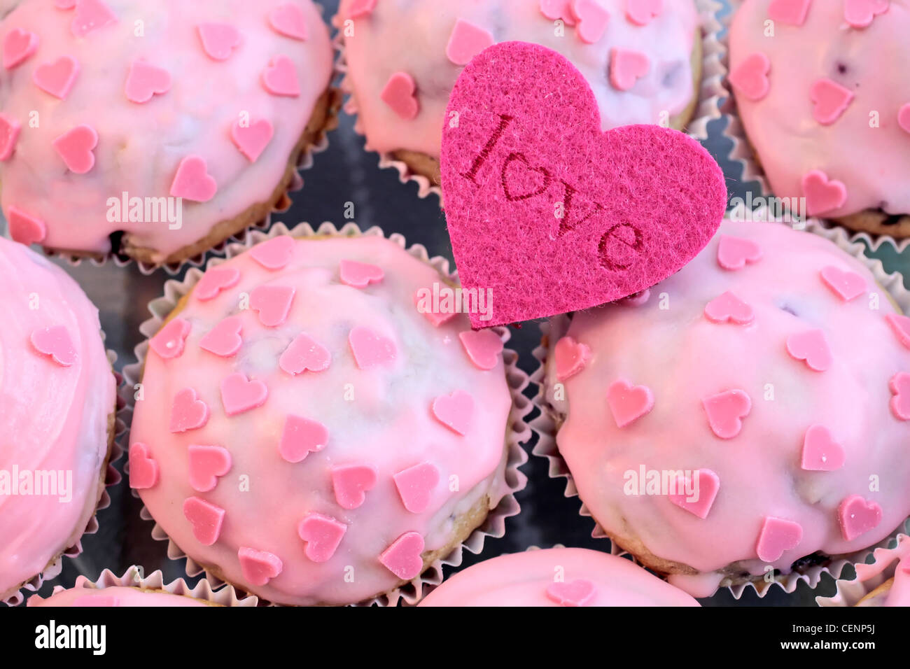Muffins avec glaçage rose et une forme coeur Love Banque D'Images