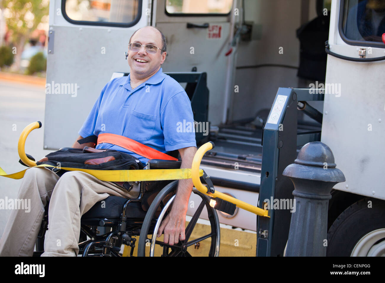 L'homme avec l'Ataxie de Friedreich en fauteuil roulant dans les transports publics accessibles Banque D'Images