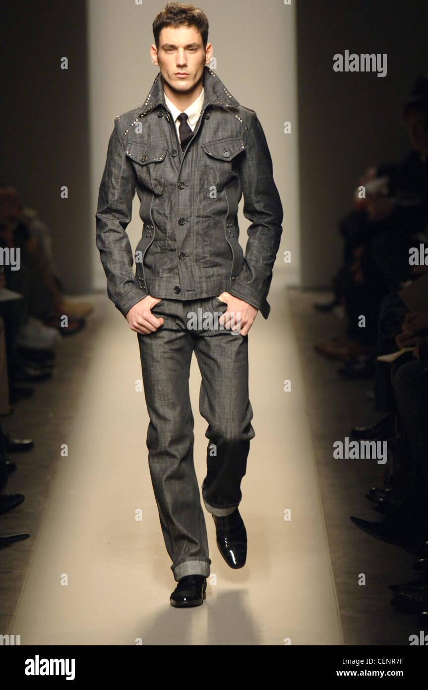 Bottega Veneta Milan Prêt à porter de vêtements Pour Homme Jeans Double  Modèle : cheveux noirs portant des jeans en denim gris et veste assortie  jusqu Photo Stock - Alamy