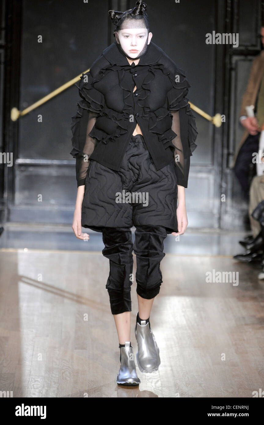 Comme des Garçons Prêt-à-Porter Paris Automne Hiver veste puffer noir en  stretch noir texturé, short, pantalon 7/8 noir Photo Stock - Alamy